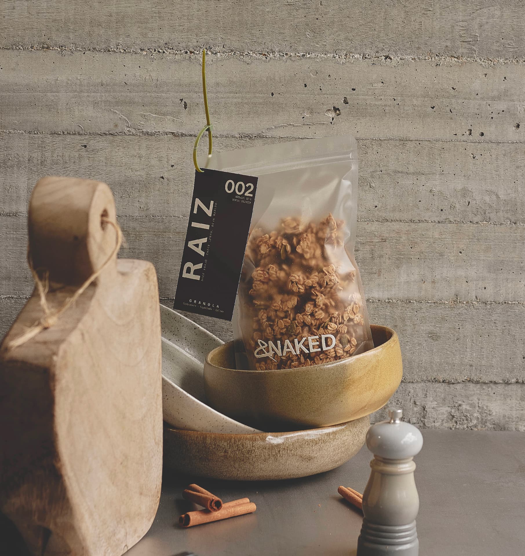 Granola &NAKED Raíz en un cuenco junto a utensilios de cocina