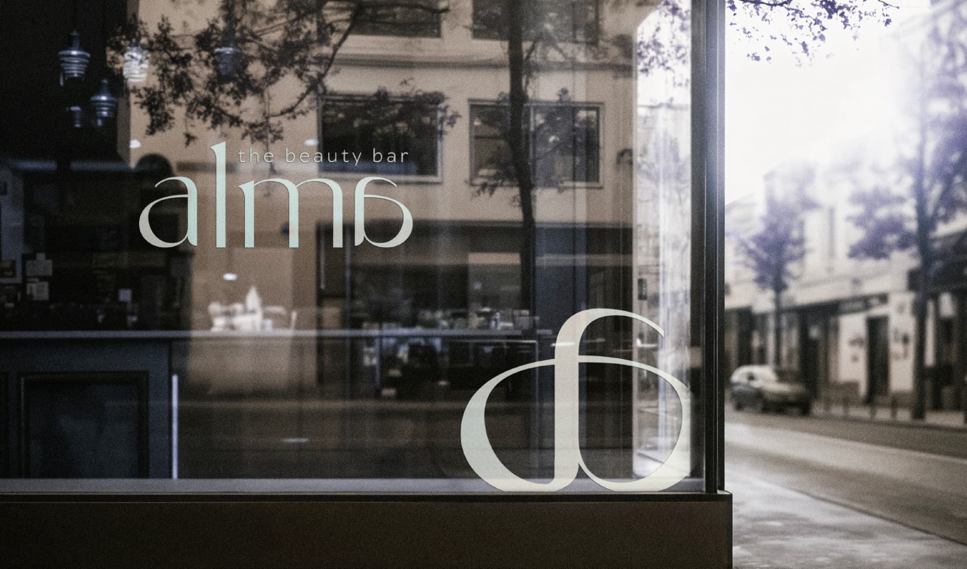 Identidad ALMA en la vitrina de The Beauty Bar