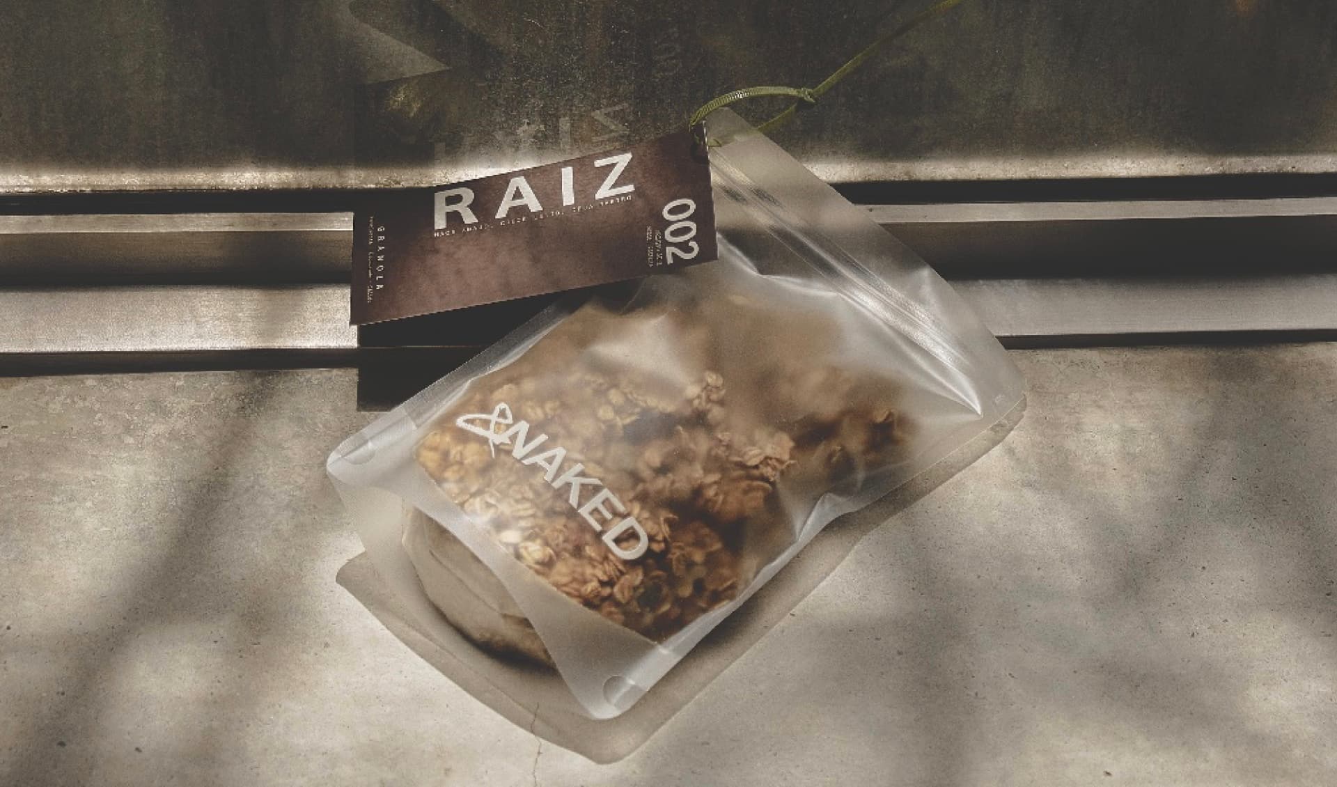 Bolsa de granola &NAKED Raíz sobre una superficie metálica