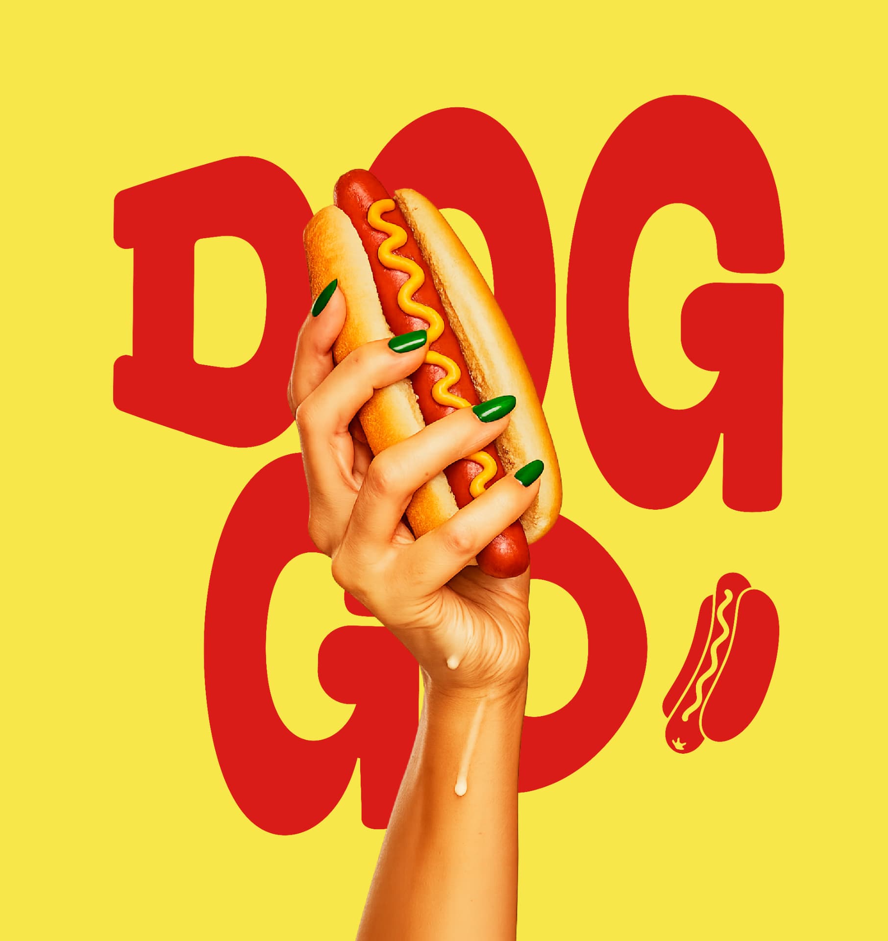 Mano sosteniendo un perrito caliente con mostaza sobre fondo amarillo con el logotipo DOGGO