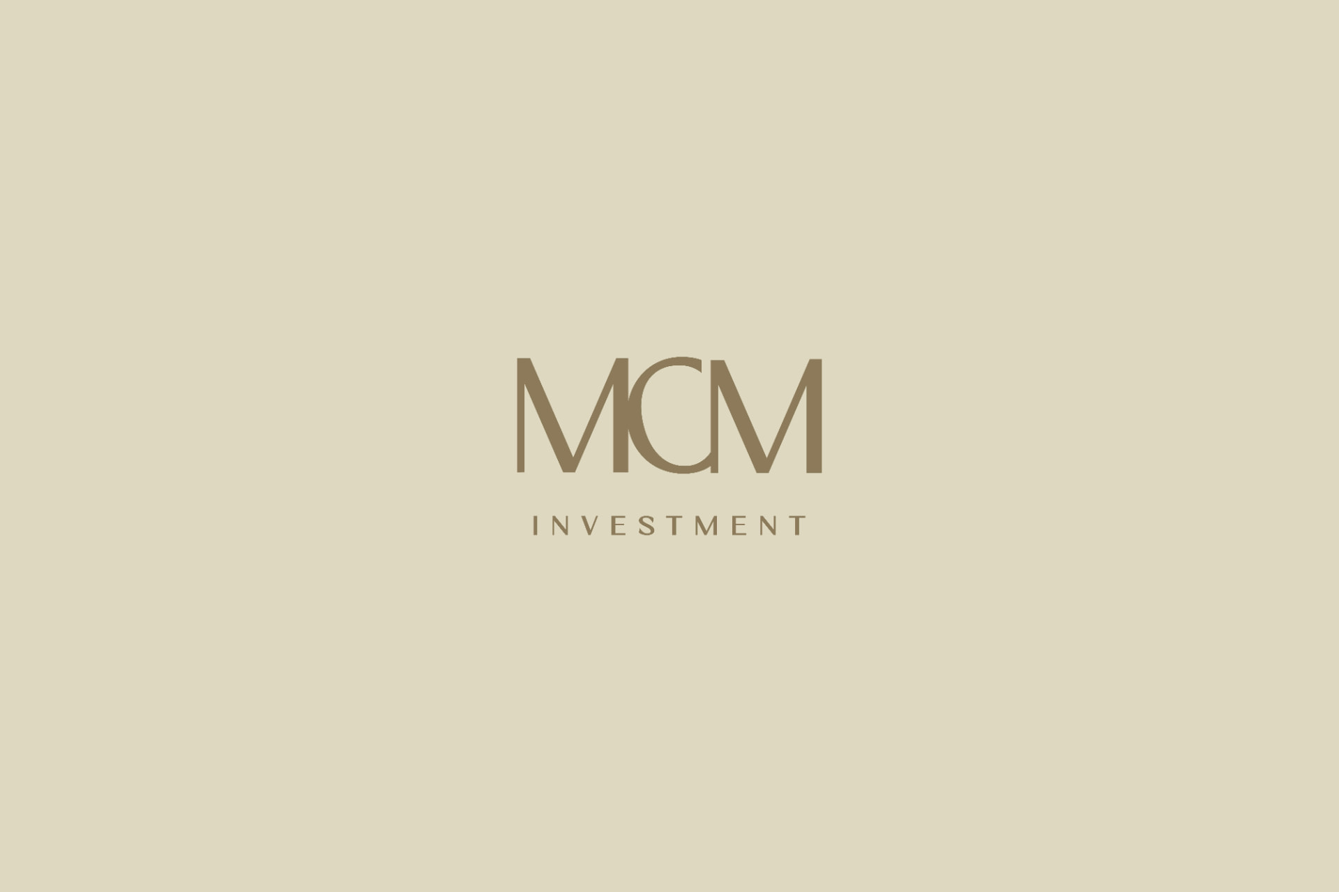 Logotipo MCM Investment sobre fondo beige