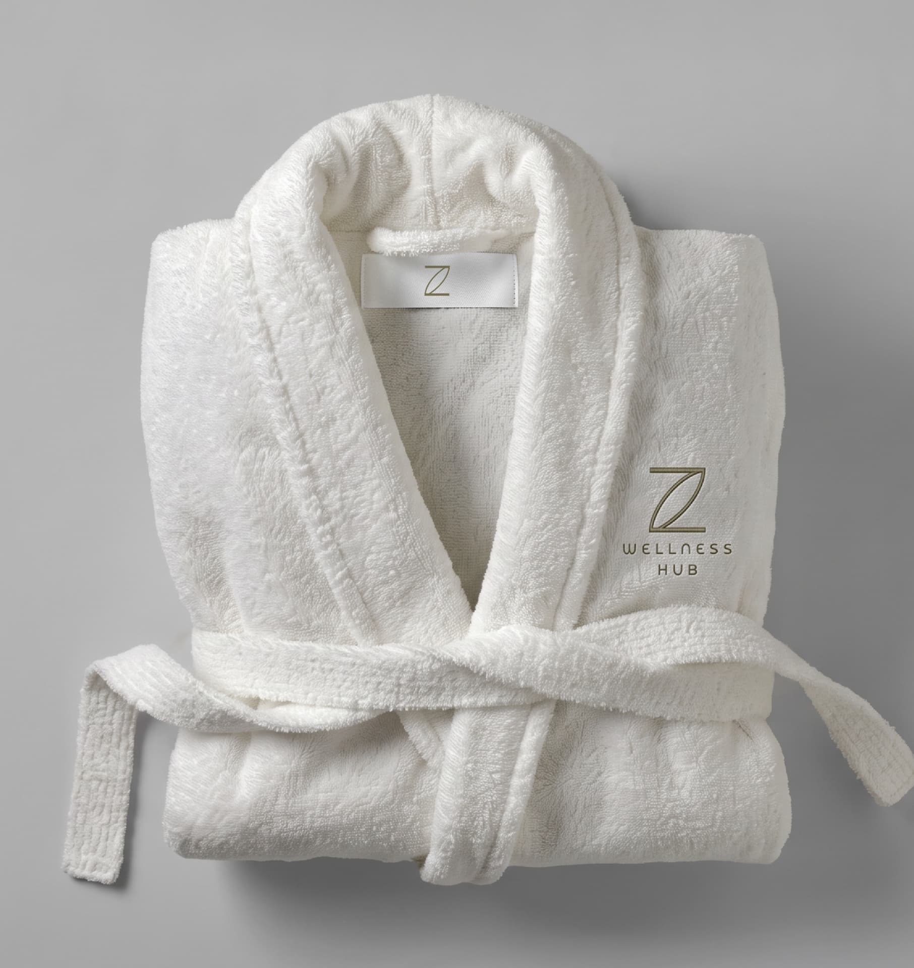 Bata de baño blanca con el símbolo Z Wellness Hub