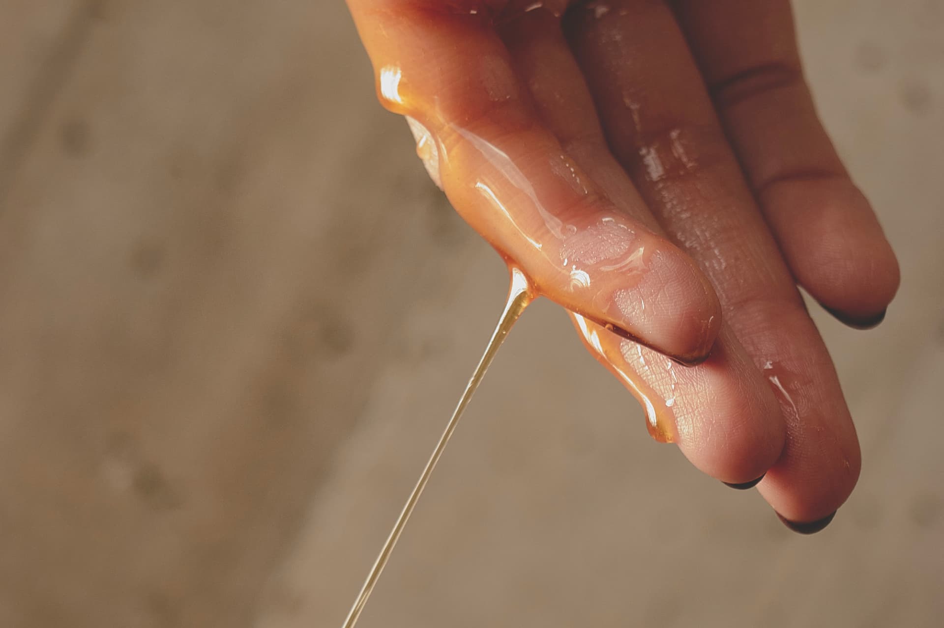 Detalle de una mano con un ingrediente líquido