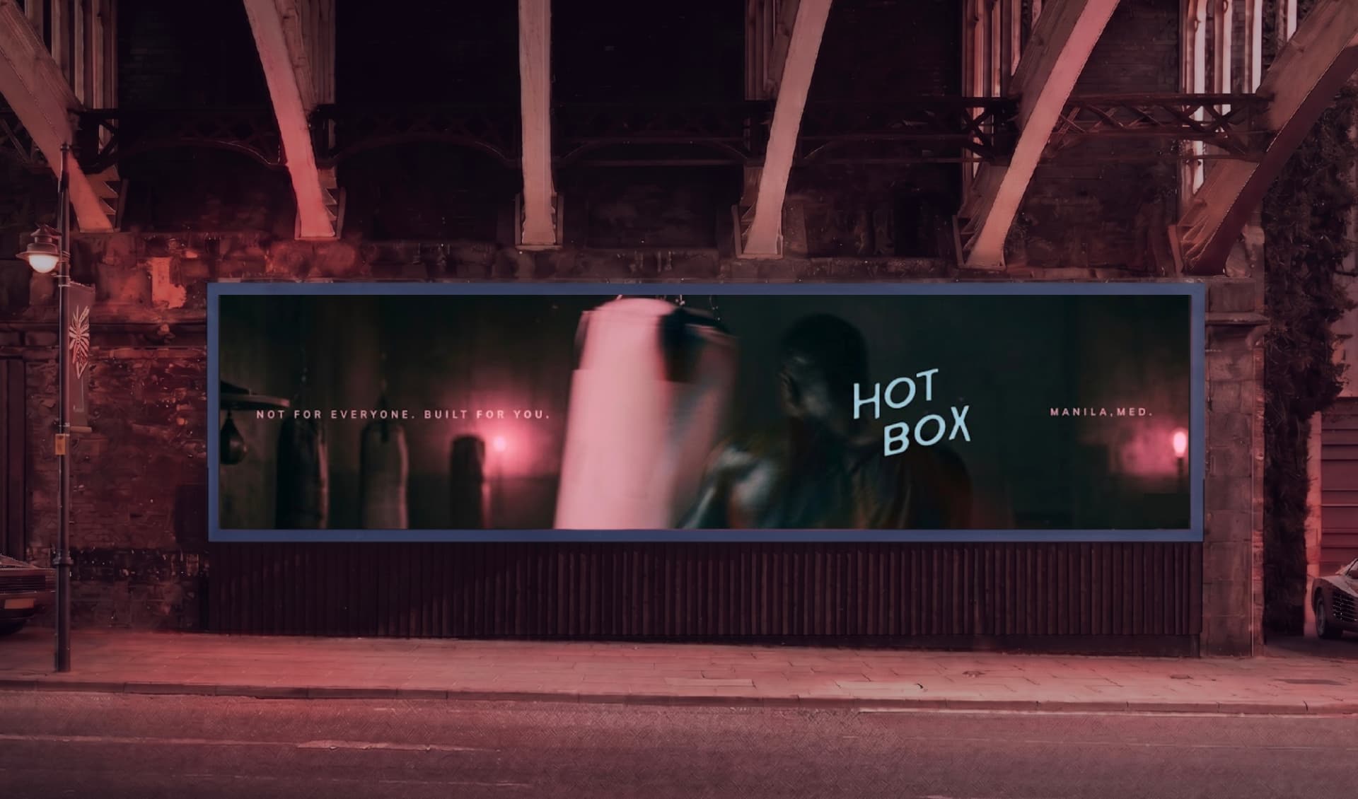 Valla publicitaria HOT BOX en la calle de noche