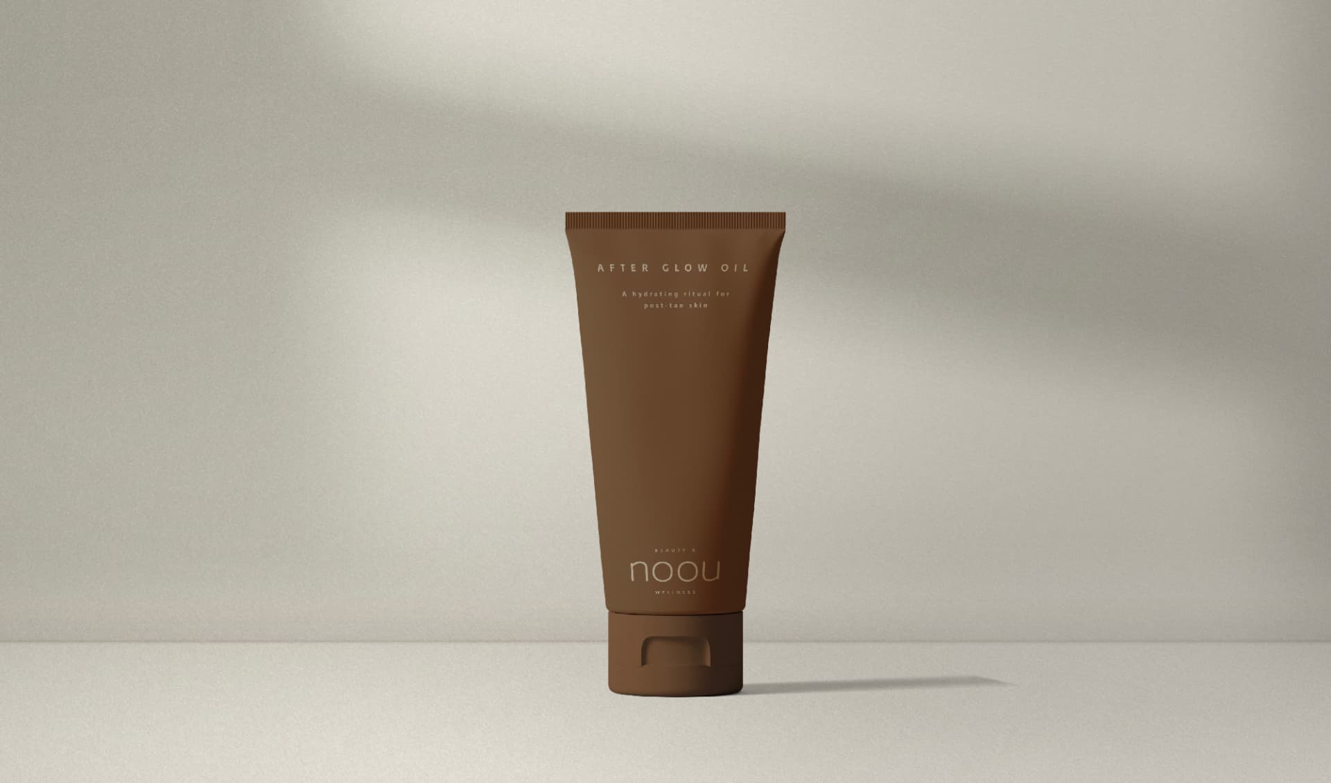 Tubo cosmético marrón de After Glow Oil con el logotipo noou