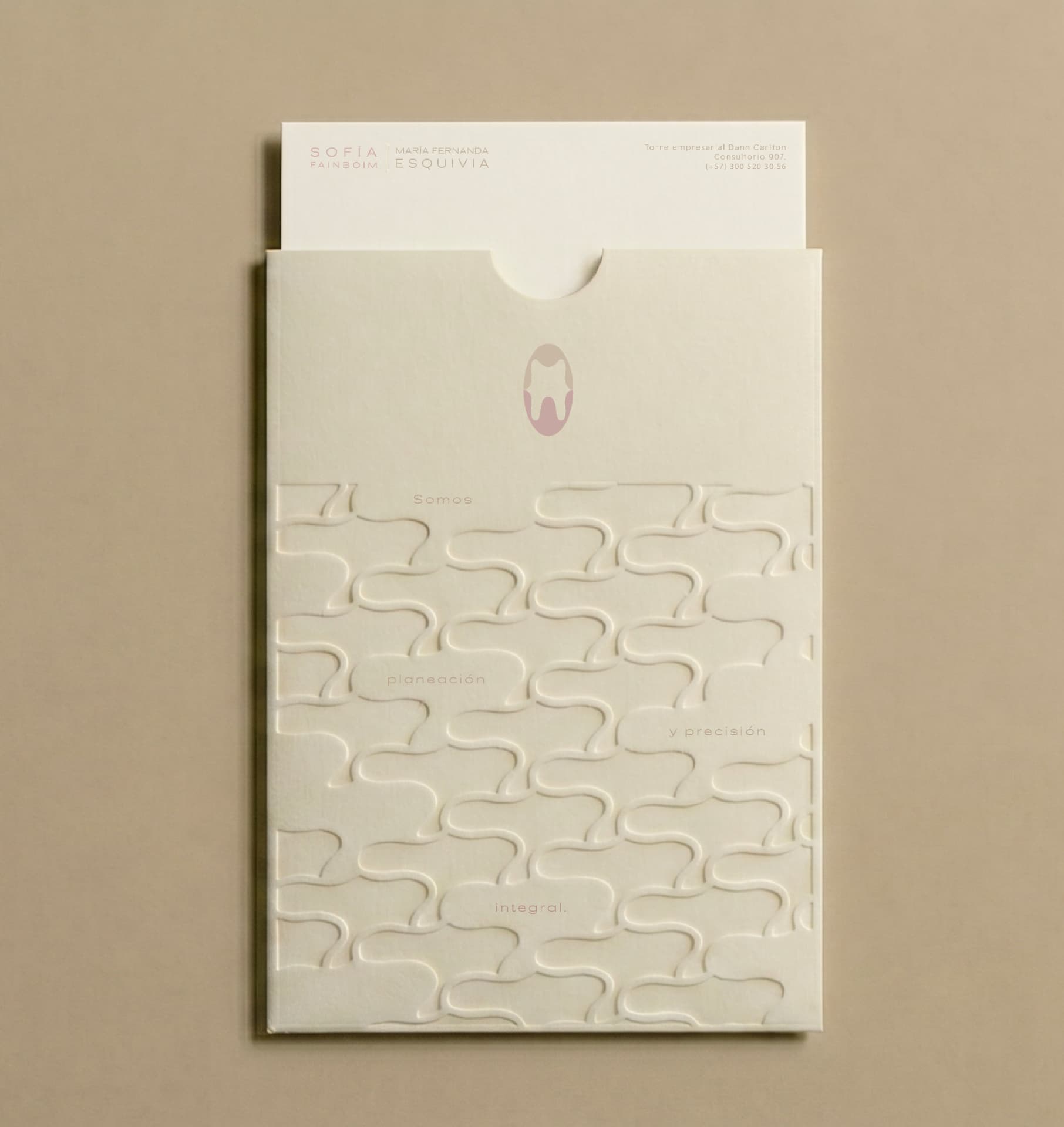 Carpeta con relieve del símbolo de las odontólogas
