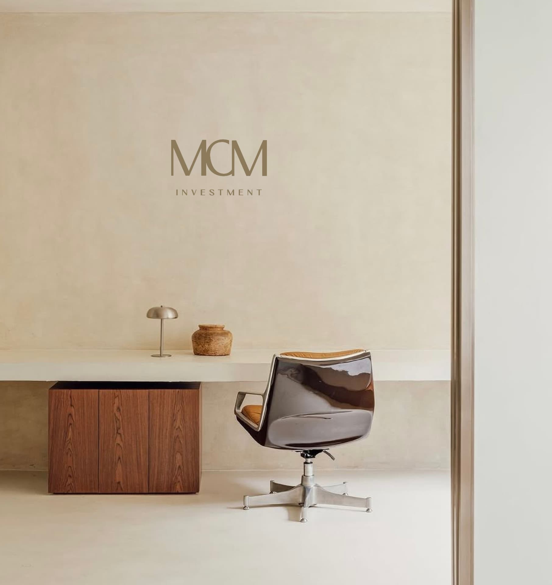 Despacho minimalista con el logotipo MCM Investment en la pared