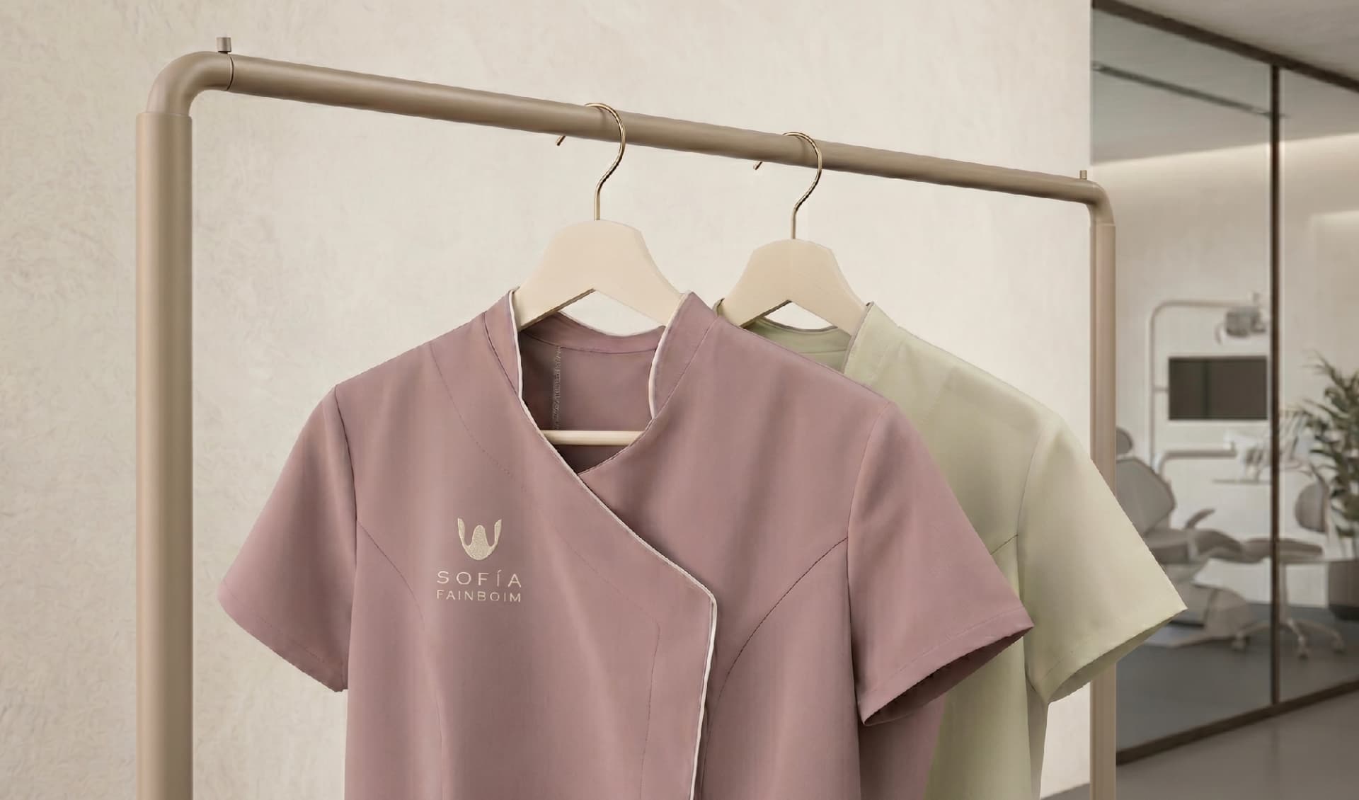Uniformes rosado y verde con el símbolo de las odontólogas