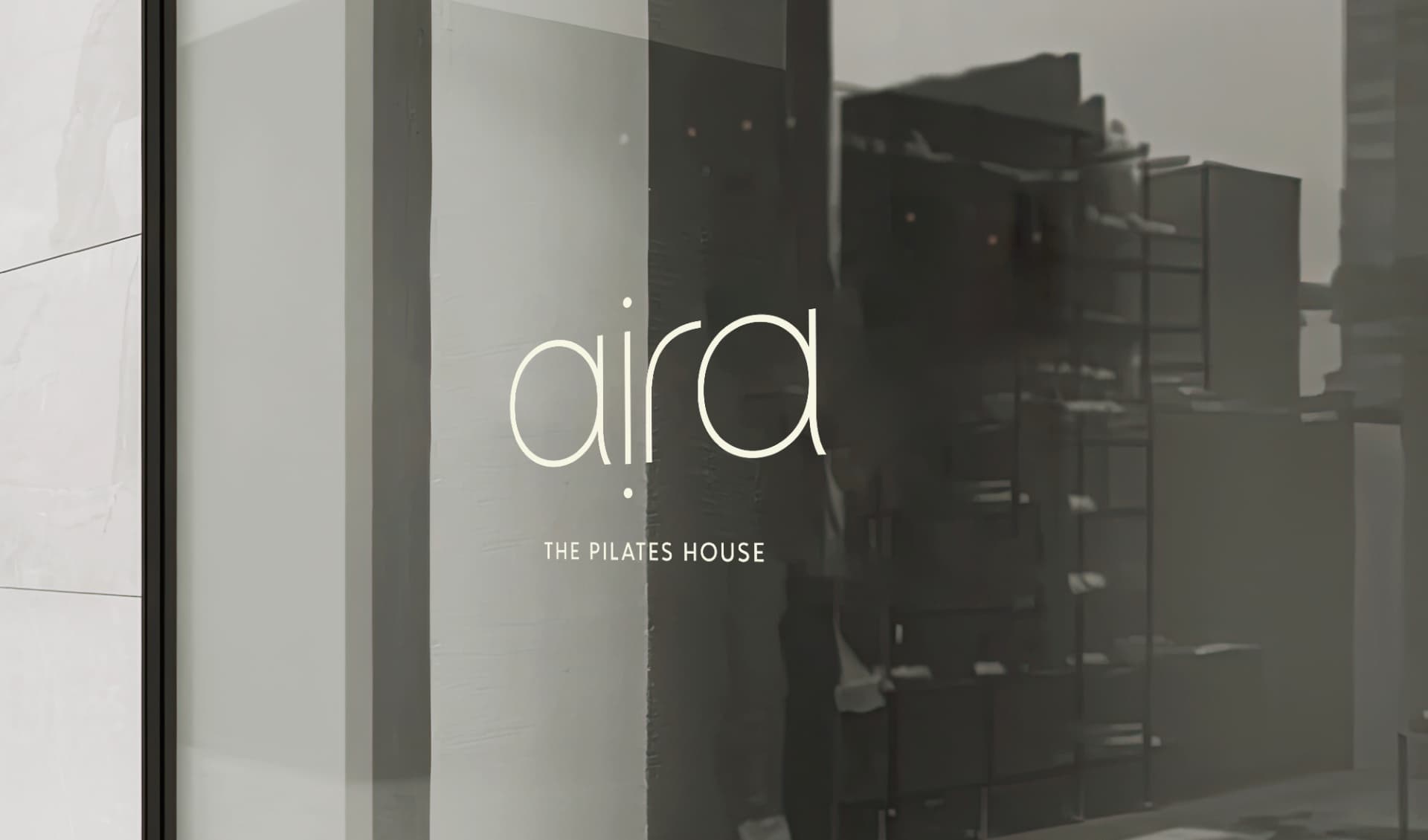 Logotipo AIRA The Pilates House en la entrada del estudio