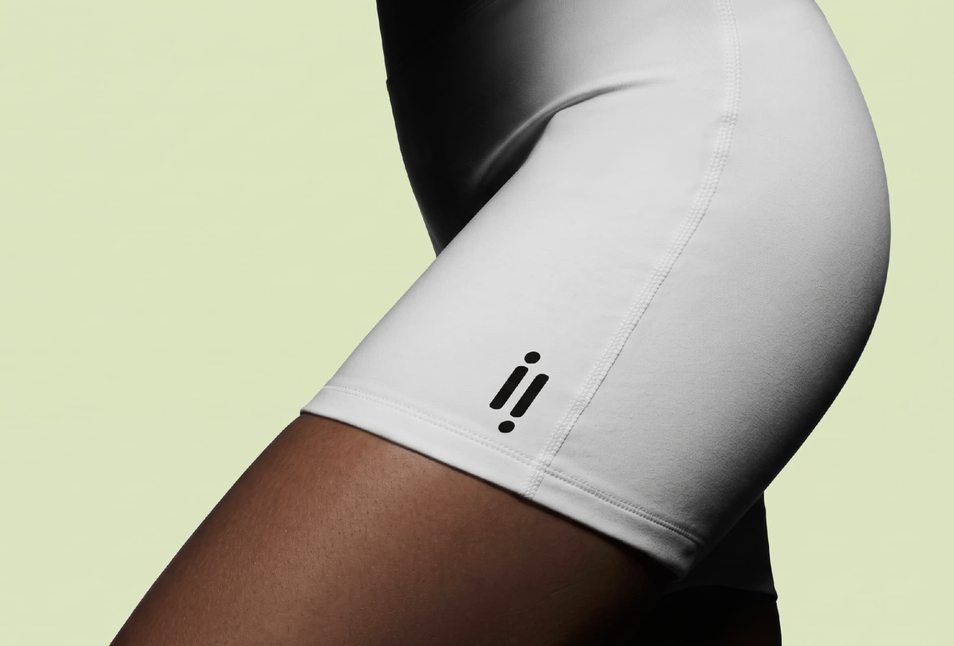 Prenda deportiva blanca con el símbolo ilimit