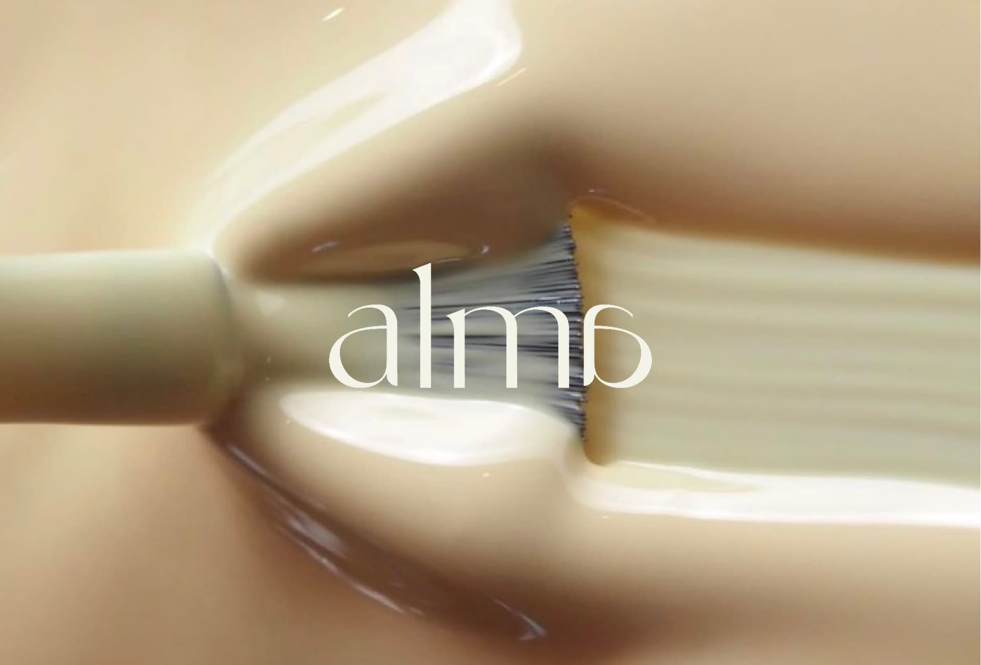 Brocha de maquillaje con identidad ALMA
